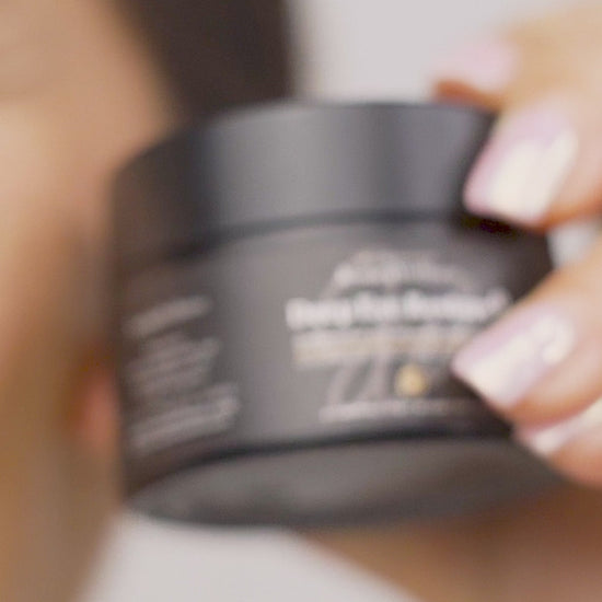 Deep Eye Restore video showing a beautiful model showing the richness of the formulation