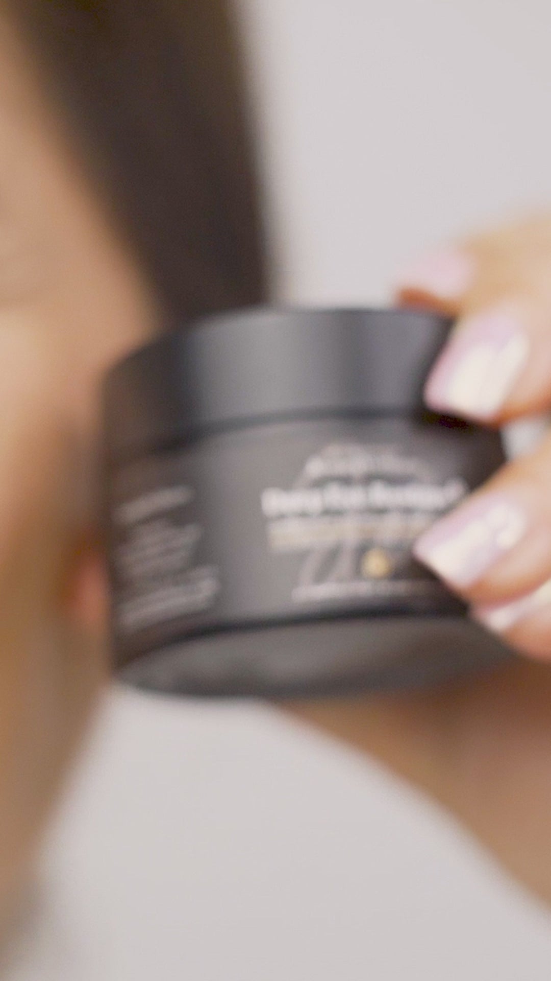 Deep Eye Restore video showing a beautiful model showing the richness of the formulation